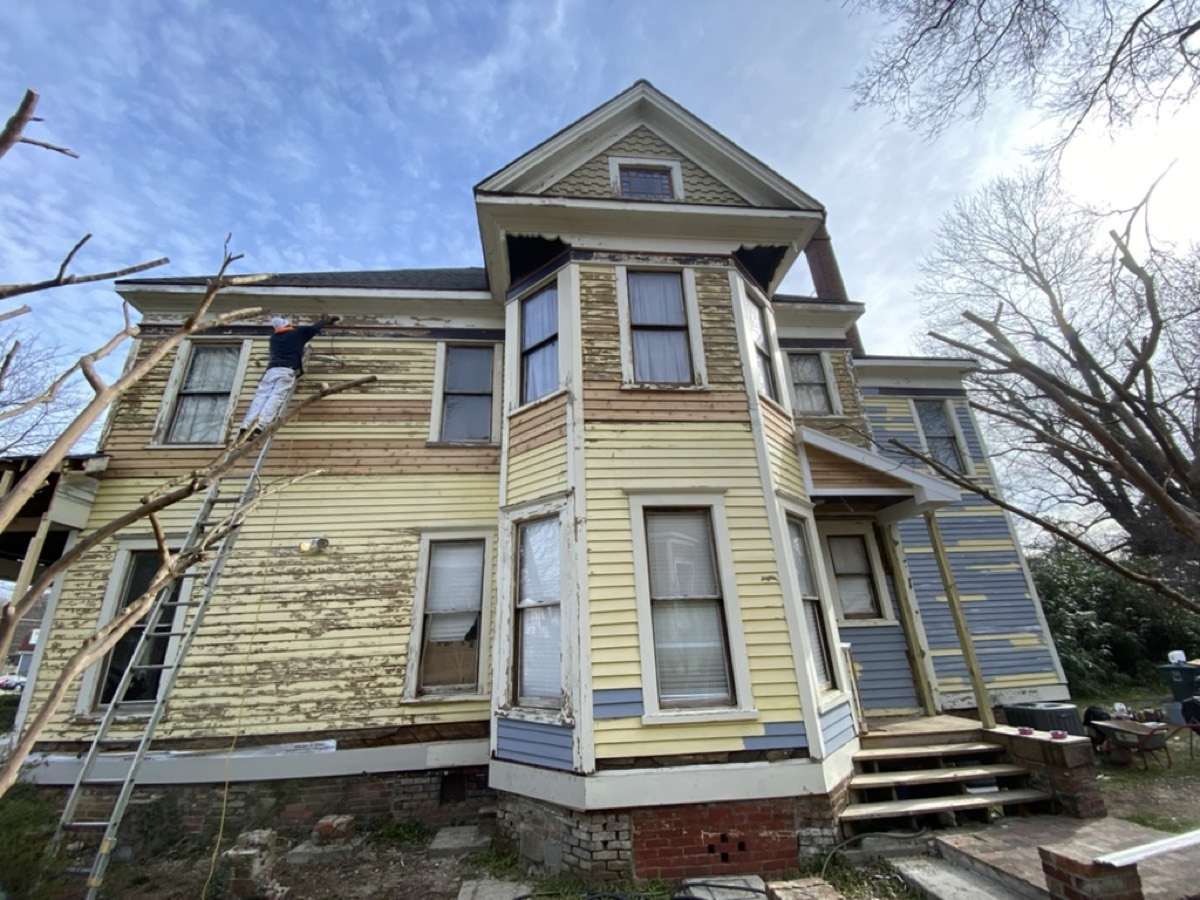 Historic Victorian with peeling paint before restoration